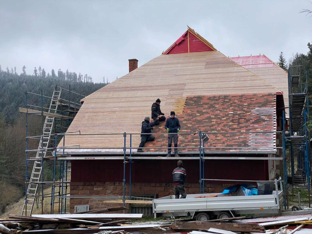 Spitzberg-travaux-charpente-échafaudage Rénovation-du-toit-d'une-maison-ancienne