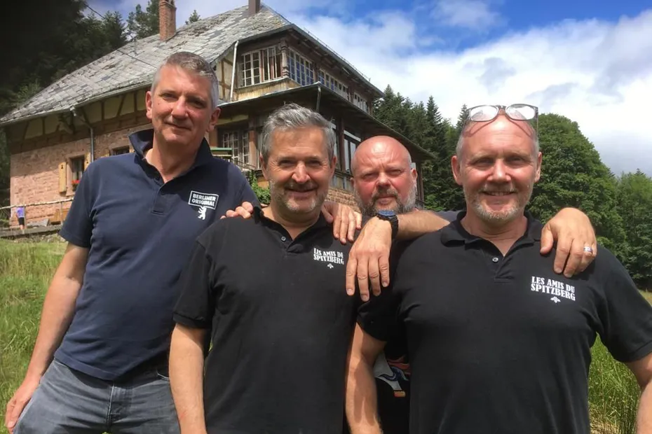 Les amis du Spitzberg qui posent devant la maison